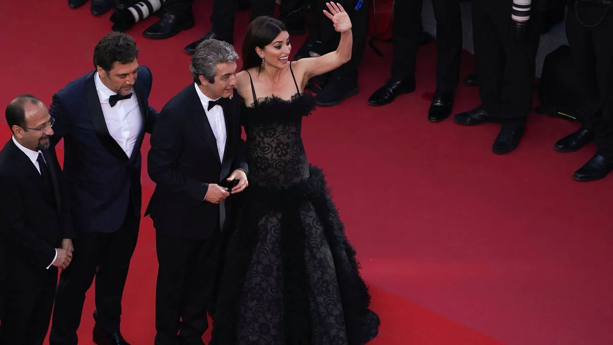 Winken ist noch erlaubt: Penelope Cruz und Ricardo Darin, Javier Bardem sowie der iranische Regisseur Asghar Farhadi (von rechts nach links) bei der Eröffnung der Filmfestspiele in Cannes.