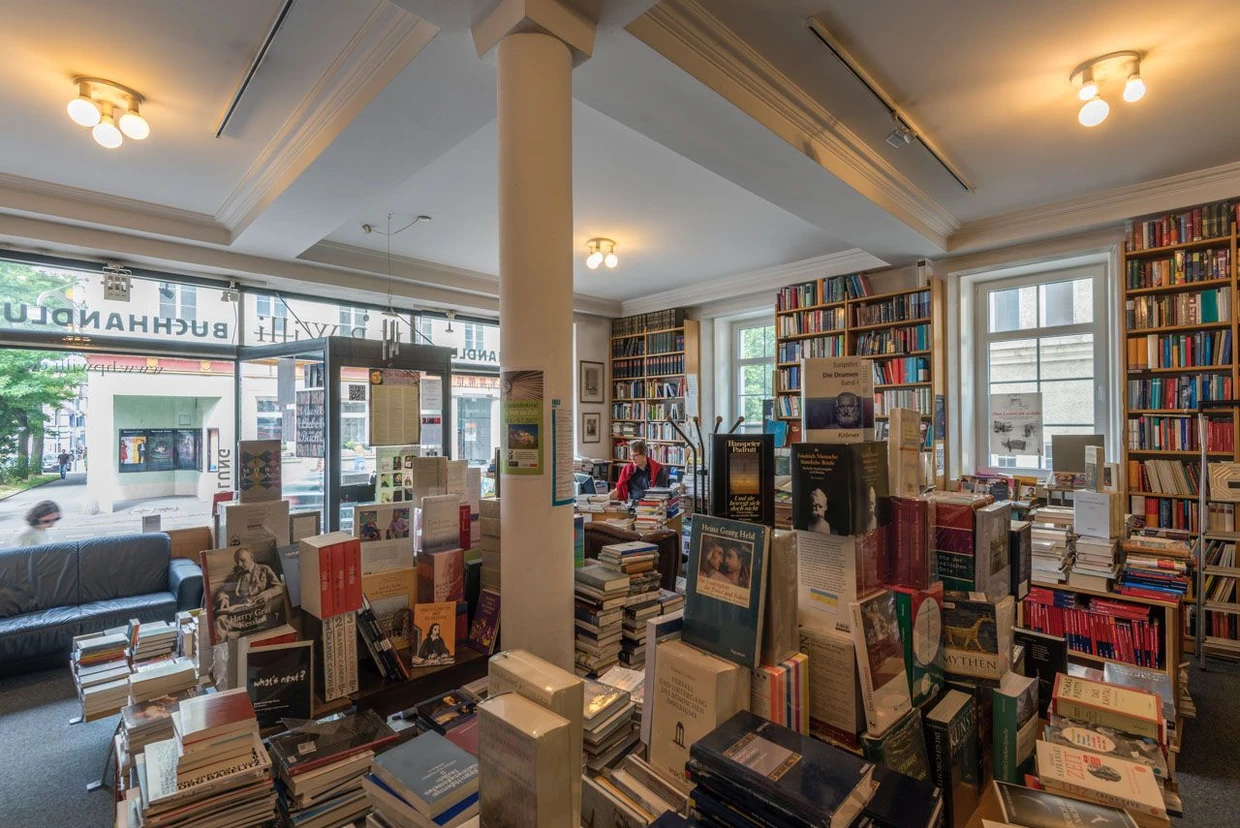 Die noch voll bestückte Buchhandlung