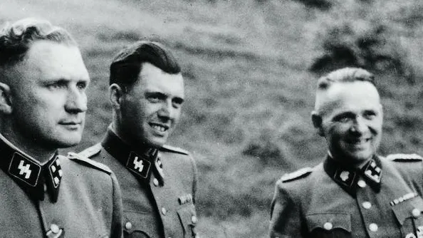 In SS-Uniform: Josef Mengele (Mitte) 1944 in Auschwitz mit dem Lagerkommandanten Richard Baer (links) und dessen Vorgänger Rudolf Höß.