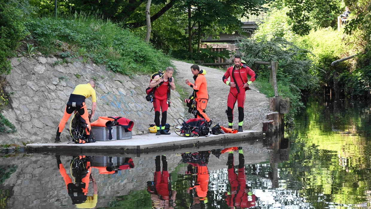 Rennes: Polizeitaucher machen sich bereit, um den Fluss Vilaine nach Indizien abzusuchen.