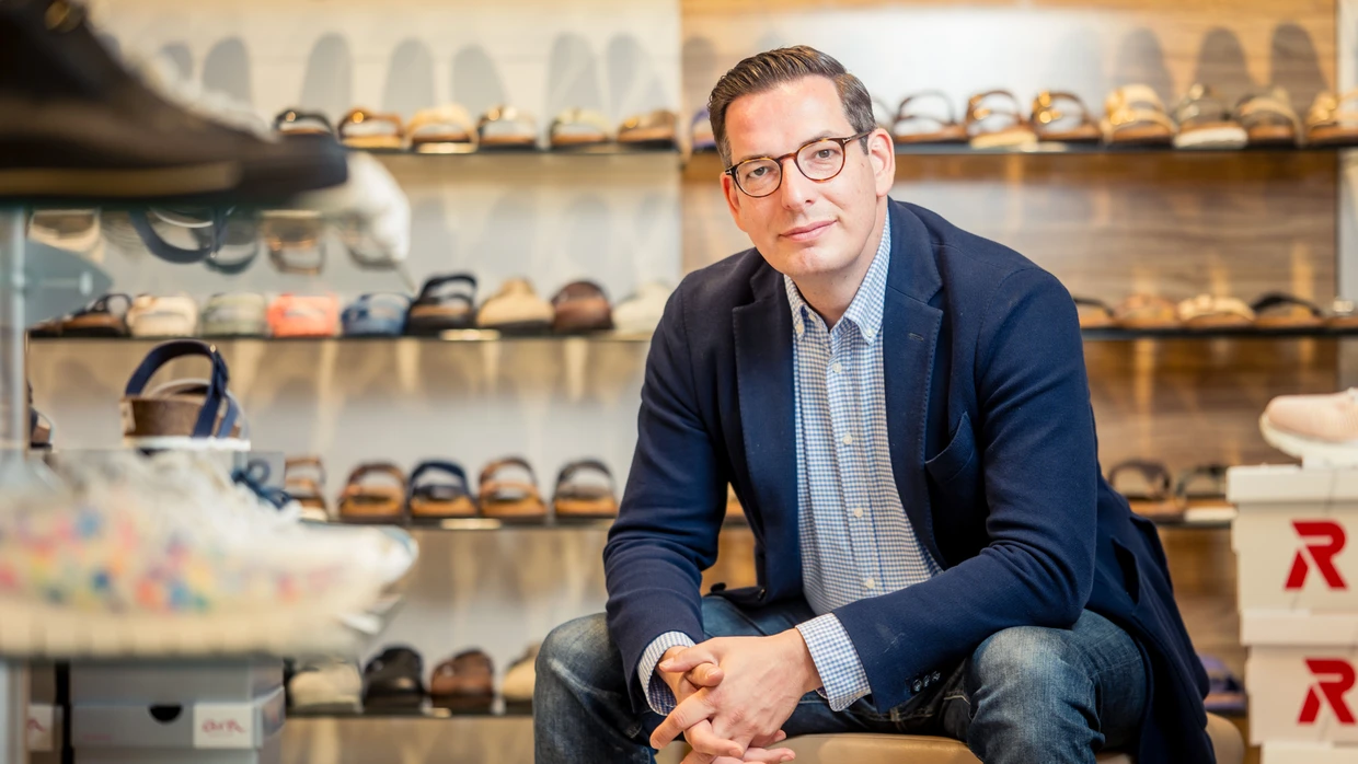 Vom Schuhhändler zum Plattformbetreiber: Dominik Benner, Vorstandsvorsitzender von The Platform Group, im Schuhgeschäft seiner Eltern