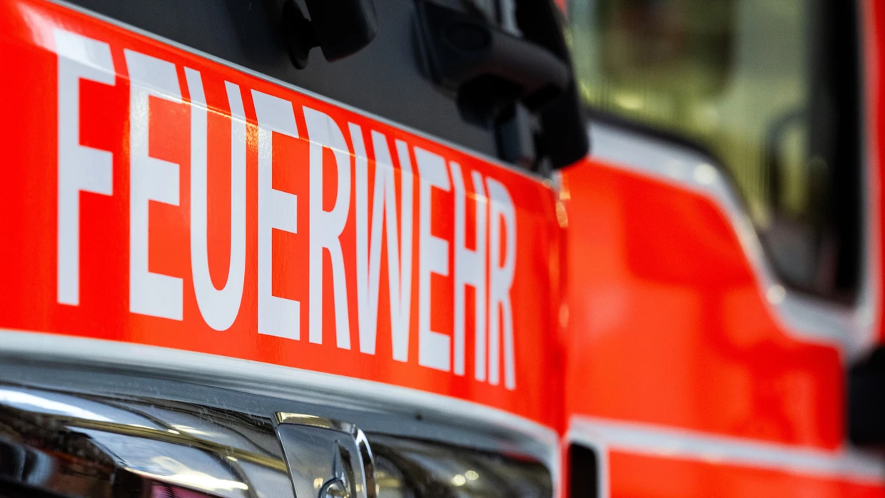 Ein Einsatzfahrzeug mit der Aufschrift „Feuerwehr“