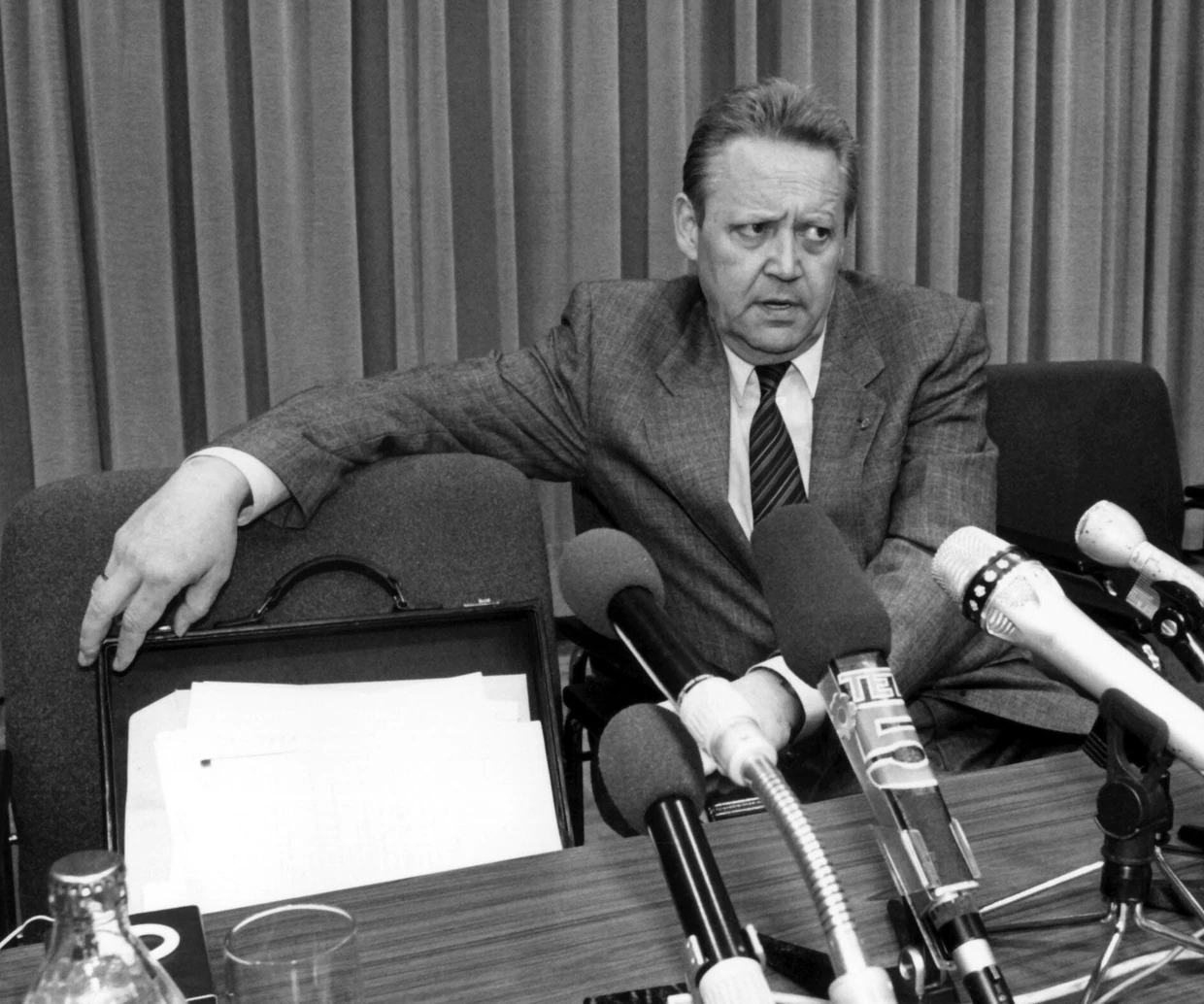  Günter Schabowski, Mitglied des damaligen Politbüros des ZK der SED und 1. Sekretär der SED-Bezirksleitung Berlin, auf der Pressekonferenz am 9. November 1989.