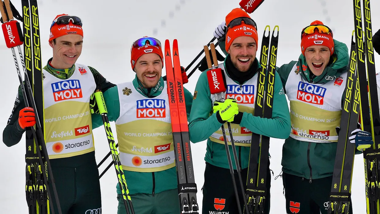 Vinzenz Geiger (l-r), Fabian Rießle, Johannes Rydzek und Eric Frenzel freuen sich über den zweiten Platz.