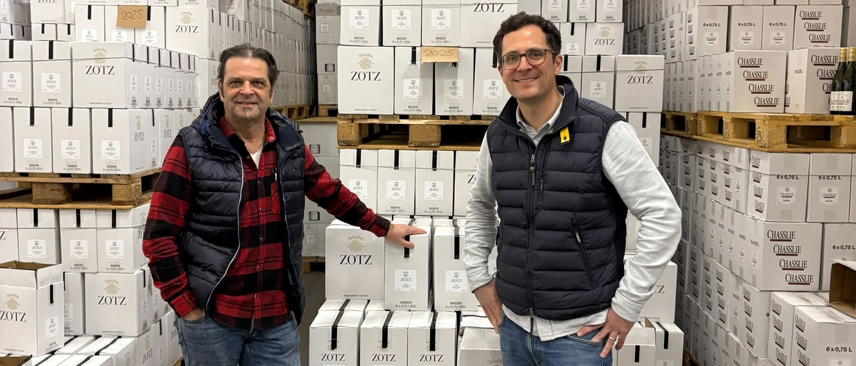 Michael und Julian Zotz vor einem Gebirge aus Weinkartons. 2013 verkauften sie 1500 Flaschen alkoholfreien Wein 2013, heute sind es 130.000.