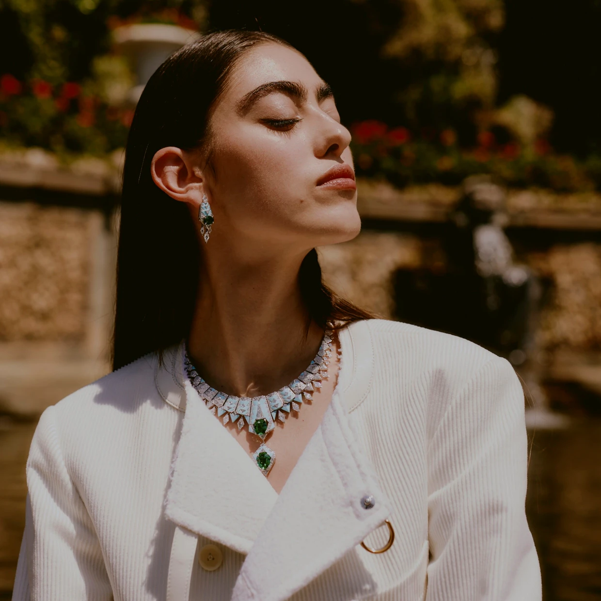 Ein Model präsentiert eine Jacke von Louis Vuitton und Schmuck von Cartier.