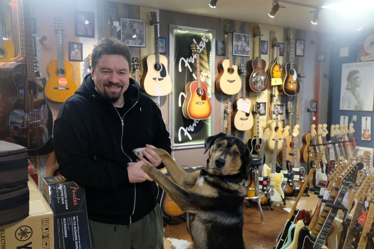 Der grönländische Musiker Christian Elsner im Geschäft seiner Eltern