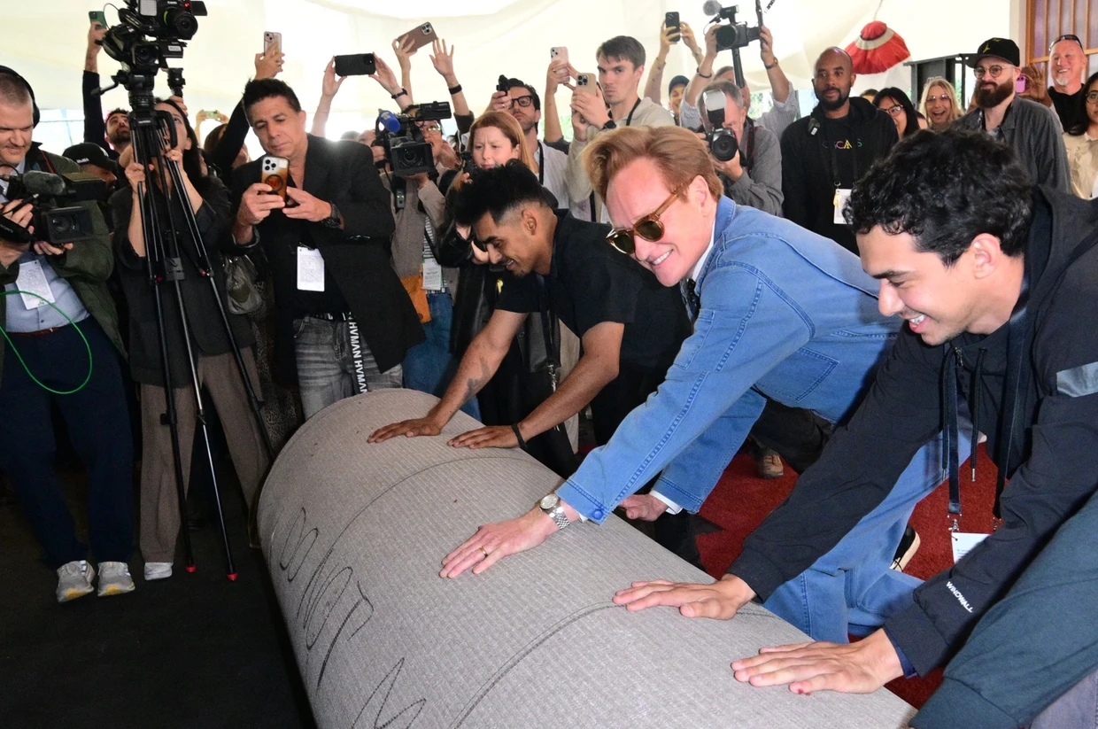 „Roll-out“ am Hollywood Boulevard: Der rote Teppich für die 98. Oscar-Verleihung ist ausgerollt. Conan O'Brien kam im Jeans-Overall. Er moderiert die Gala zum zweiten Mal.
