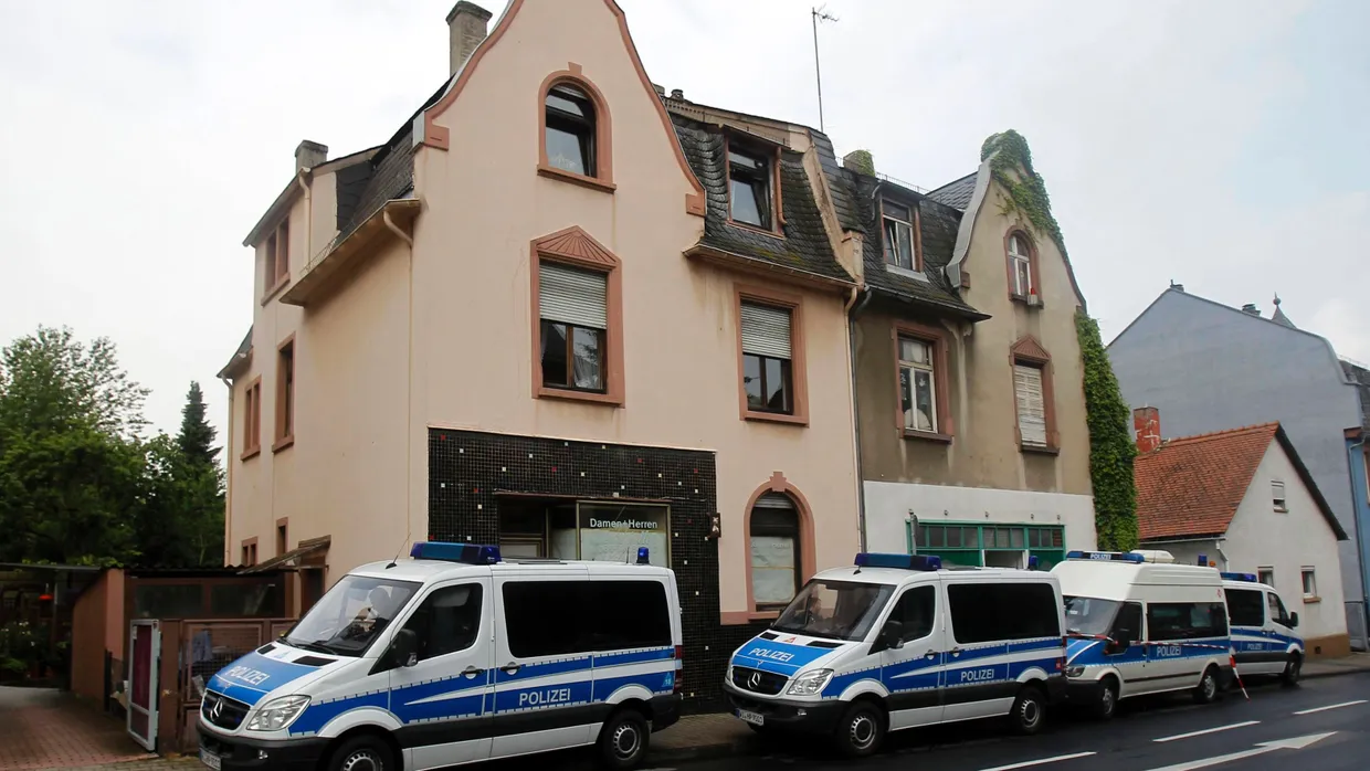 Großrazzia: Polizeiwagen parken vor einem Haus in Frankfurt. Ermittelt wird vor allem gegen die Vereinigung Dawa FFM.