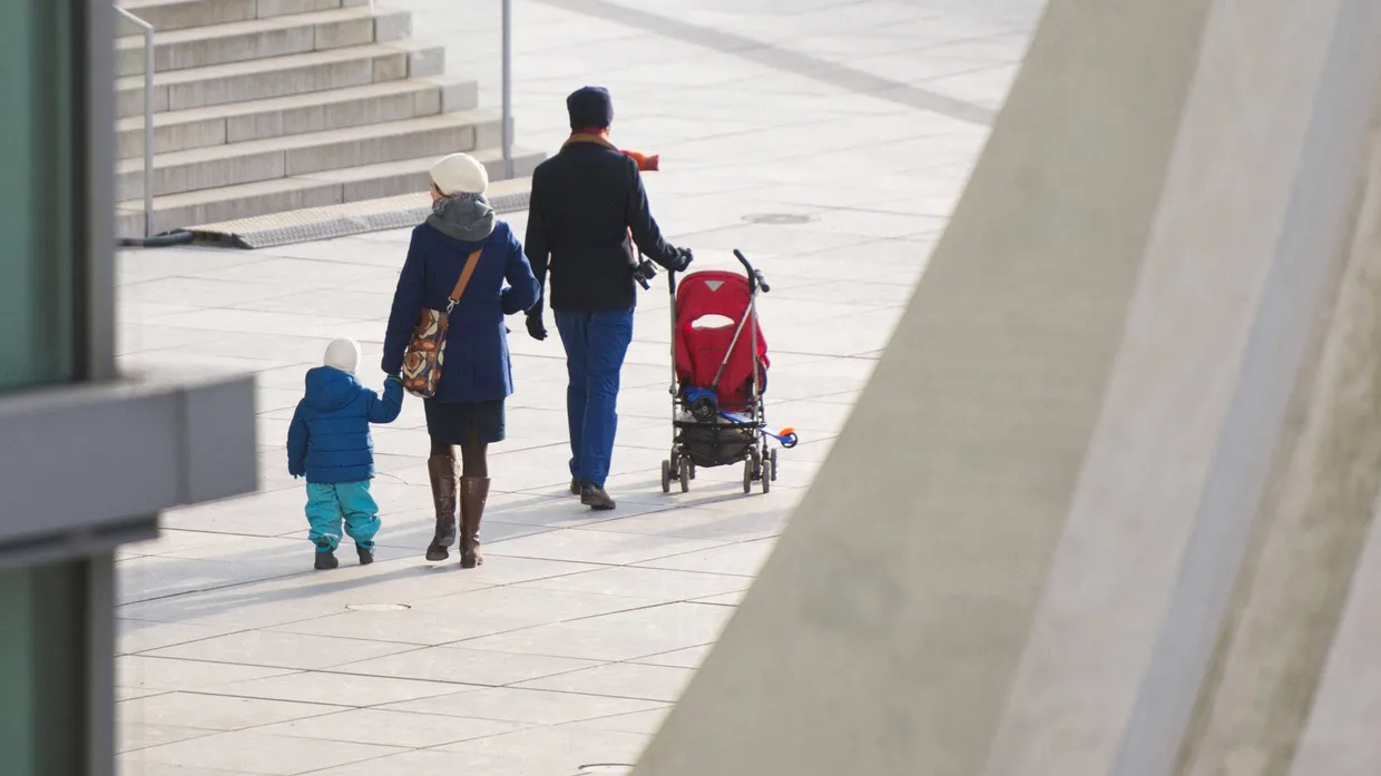 Eine Familie im Regierungsviertel in Berlin