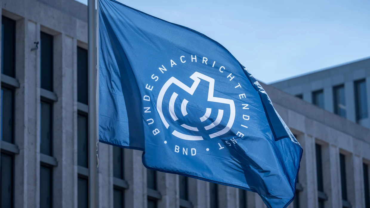 berlin-die-flagge-der-zentrale.webp