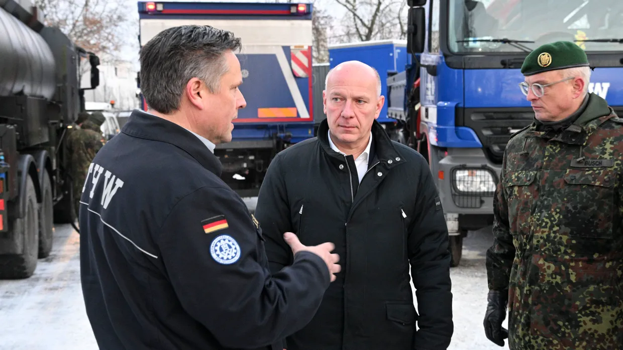 Am Ende doch noch am Tatort: Bürgermeister Kai Wegner erkundigt sich – hier am 6. Januar, drei Tage nach dem Anschlag aufs Berliner Stromnetz – nach der Lage.