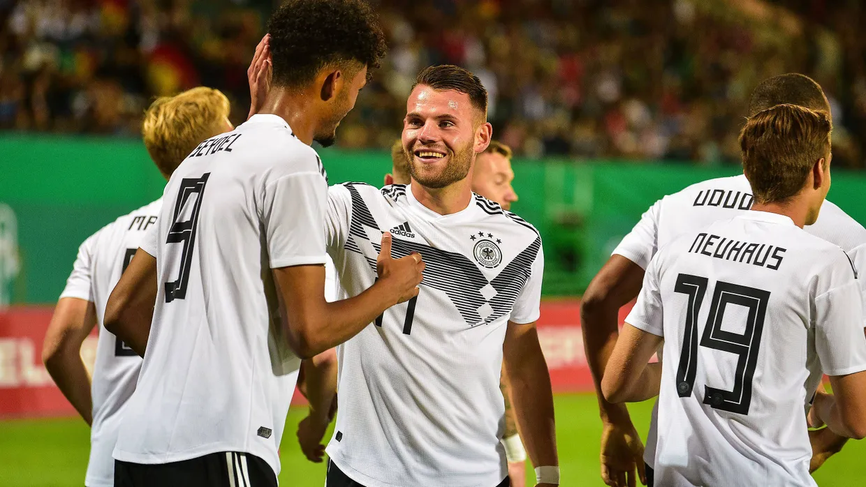 Die deutschen Spieler gratuliert Aaron Seydel (l.) zu seinem Treffer zum 2:0.