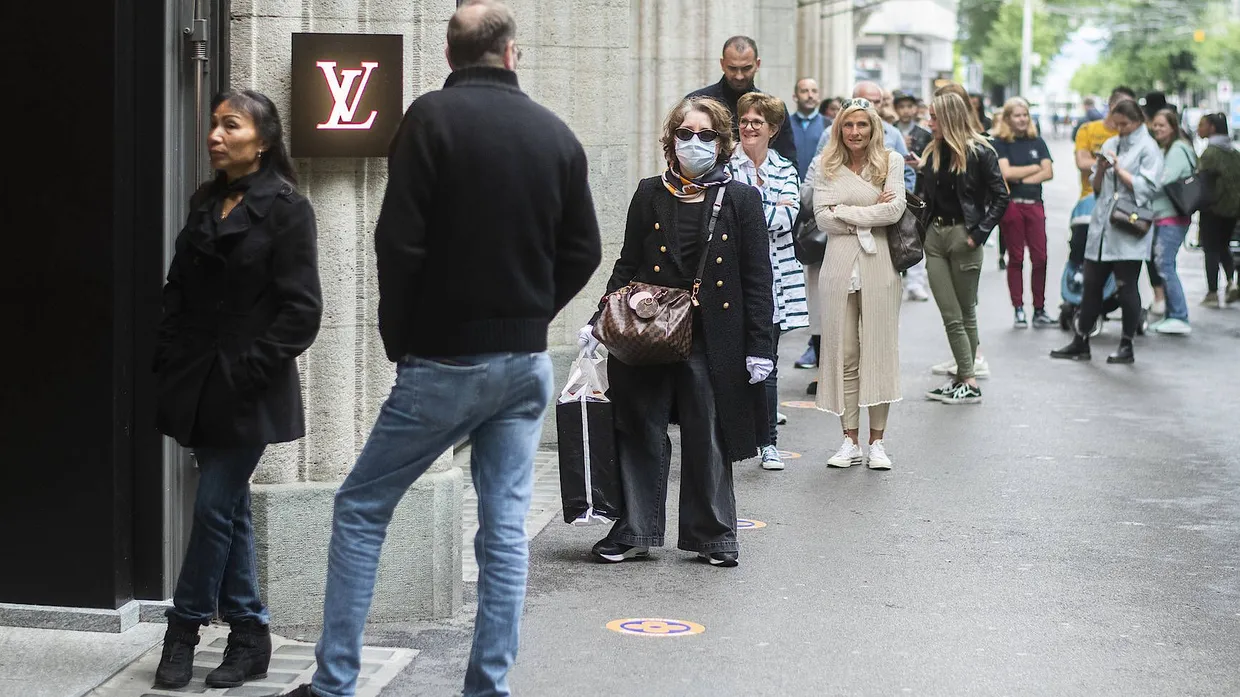 Am 11. Mai stehen Menschen Schlange, um bin Zürich bei Louis Vuitton einzukaufen.
