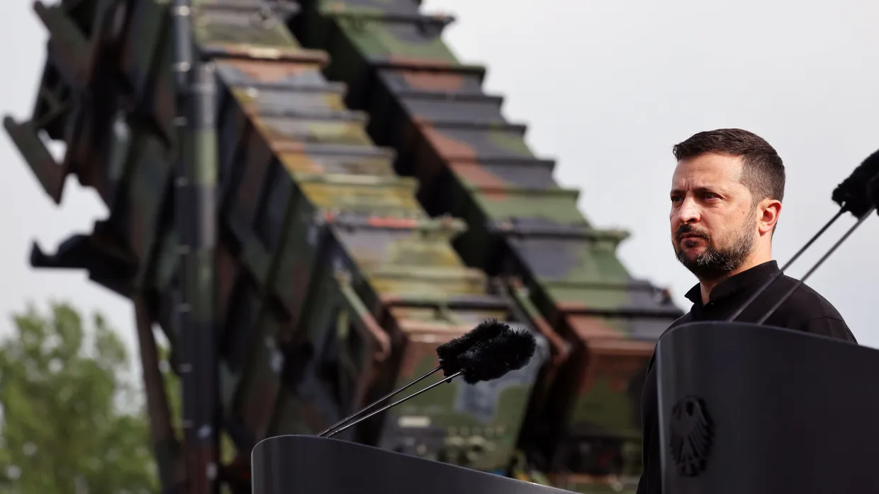Der ukrainische Präsident Wolodymyr Selenskyj steht im Juni 2024 bei einem Besuch auf einem deutschen Truppenübungsplatz vor einem Flugabwehrraketensystem vom Typ Patriot.