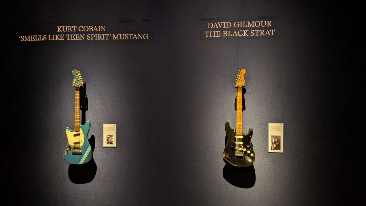 Die schwarze Fender Stratocaster von Pink-Floyd-Gitarrist David Gilmour (rechts) hält den Weltrekord der teuersten Gitarren.