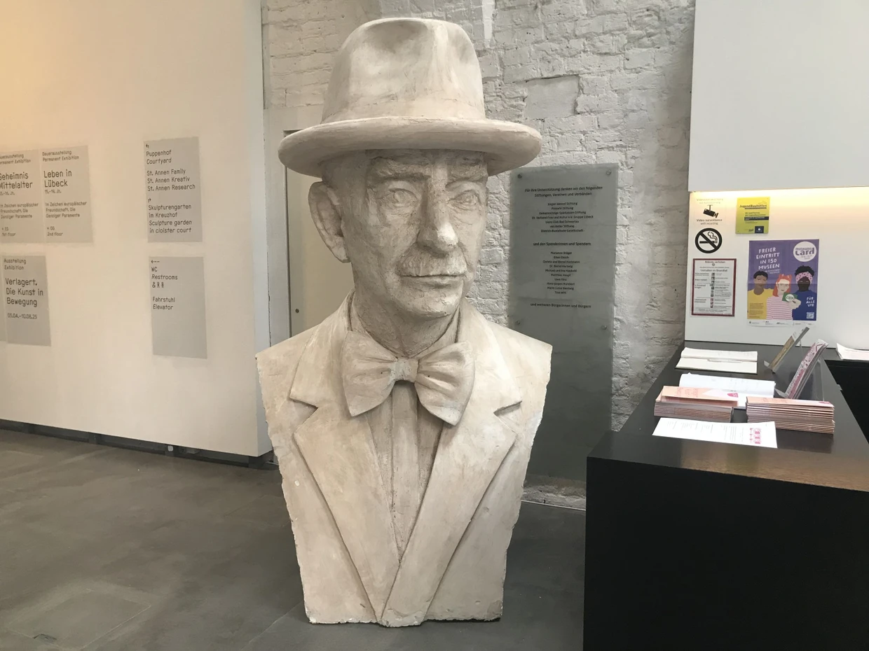 Im Museumsfoyer von Lübeck steht eine überlebensgroße Thomas-Mann-Büste, die ursprünglich für die Weltausstellung des Jahres 2000 geschaffen wurde,