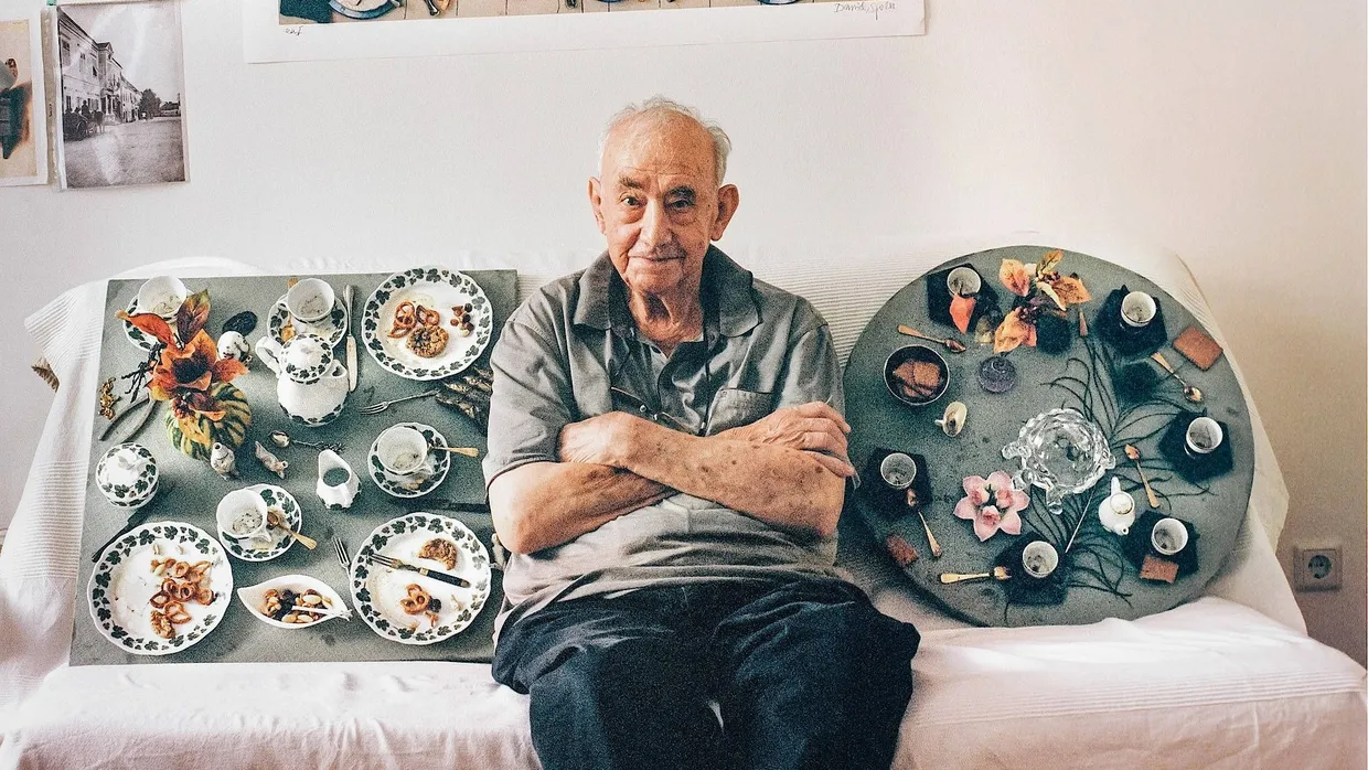 Was vom Dinner übrig blieb – Daniel Spoerri, der Erfinder von Eat Art, hat es in Kunst verwandelt.