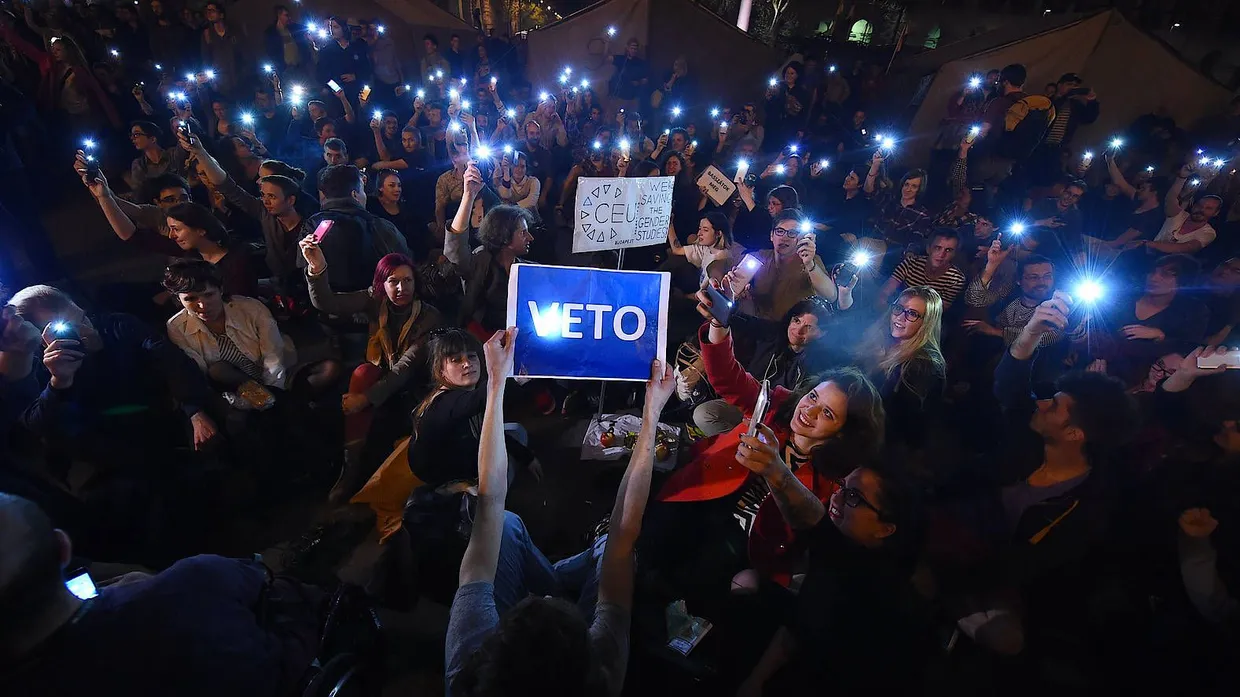 „Veto“ lautet die Antwort der Studenten auf Orbáns Pläne: Am vergangenen Dienstag demonstrierten sie gegen die Änderung des Hochschulgesetzes.