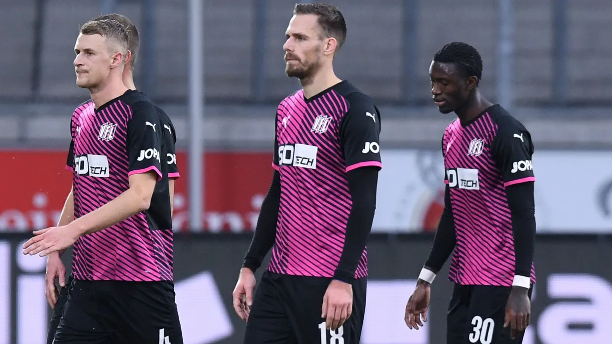 Spielten nach dem Vorfall nicht weiter: die Profis des VfL Osnabrück um Aaron Opoku (rechts)