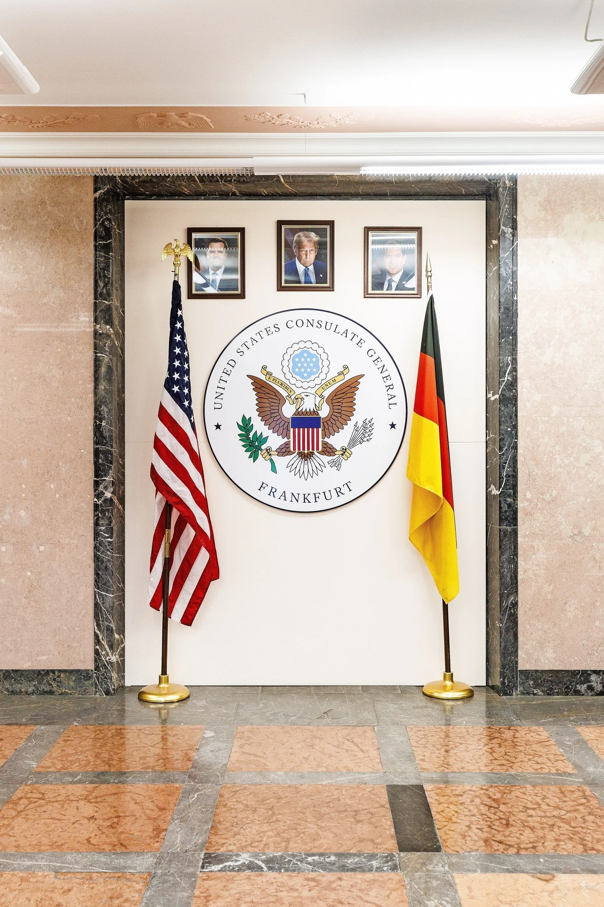 Geheimes Innenleben: Wegen strenger Sicherheitsvorkehrungen sind viele Teile des Generalkonsulats für den Publikumsverkehr geschlossen, auch das Foyer.