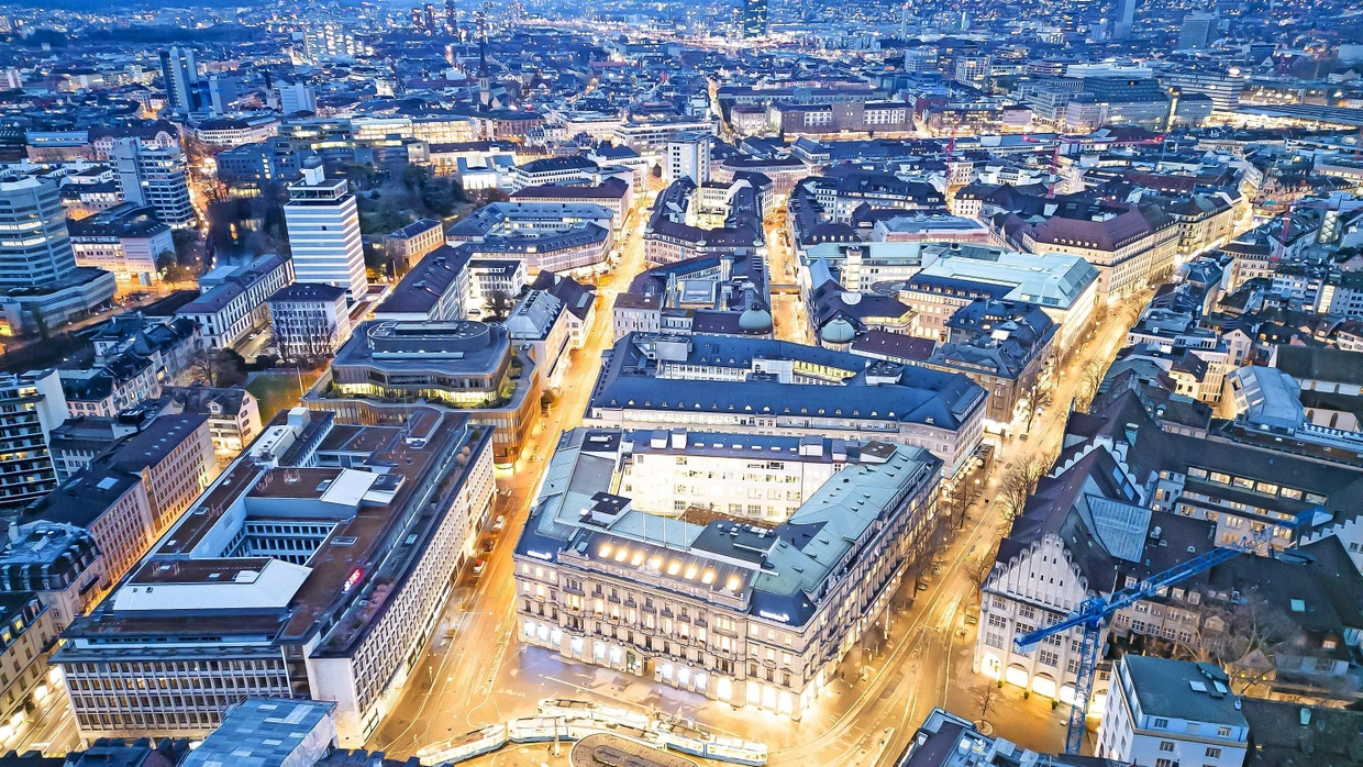 Unter Nachbarn: Die Hauptsitze der Schweizer Großbanken Credit Suisse (Mitte) und UBS (links) am Zürcher Paradeplatz