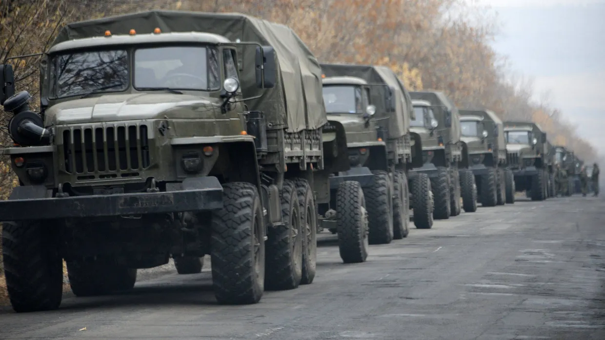 Frische Truppen oder „notwendige Rotation“? Ein Konvoi von Militärtransportern ohne Kennzeichen am Samstag im von Aufständischen kontrollierten Teil der Ostukraine