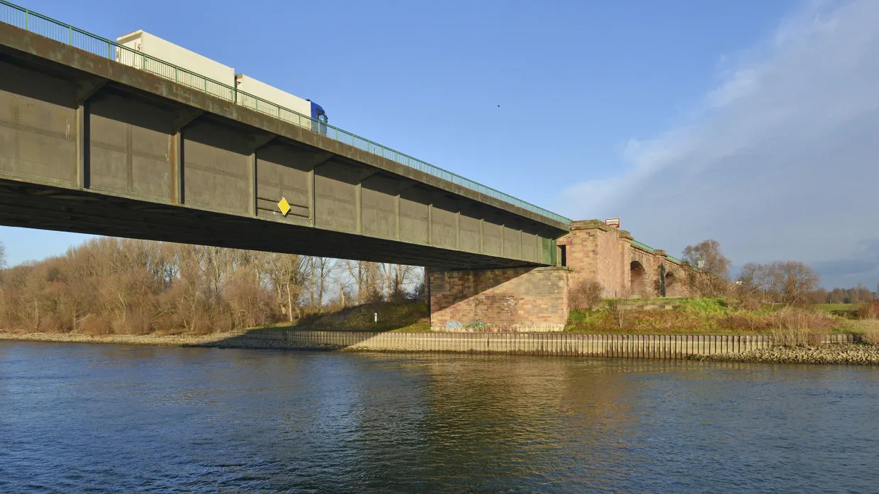 Die Theodor-Heuss-Brücke in Frankenthal verbindet Rheinland-Pfalz und Baden-Württemberg als wichtige Autobahnbrücke der A6.