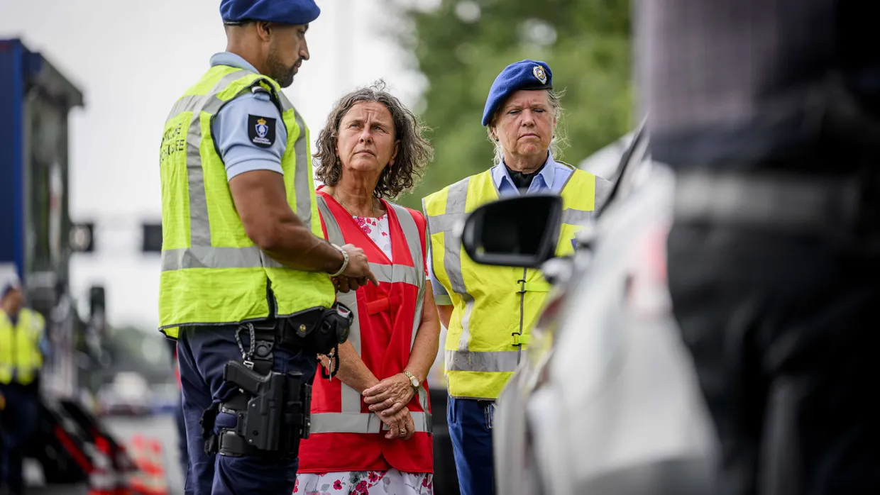 Die Ministerin für Asyl und Migration, Marjolein Faber, nimmt an Grenzkontrollen teil.
