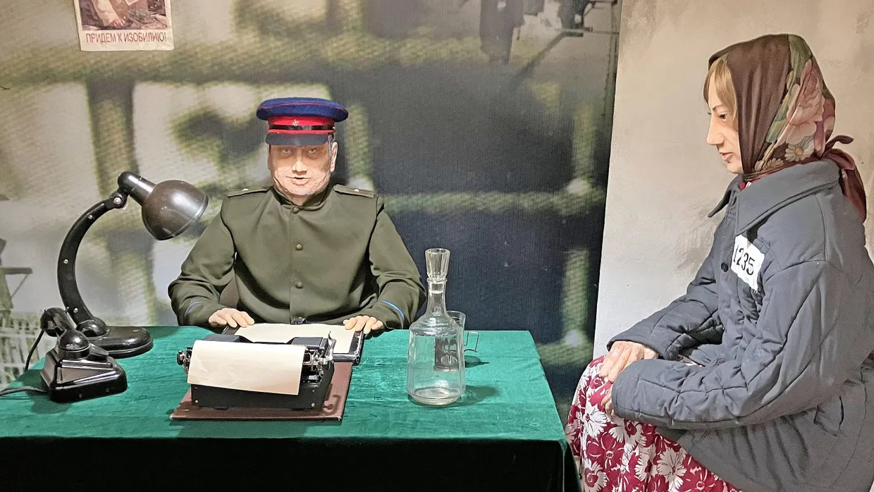 Ein erhöhter Hocker sollte die Frauen zermürben: Im Museum stellen lebensgroße Puppen die Verhörsituation nach.