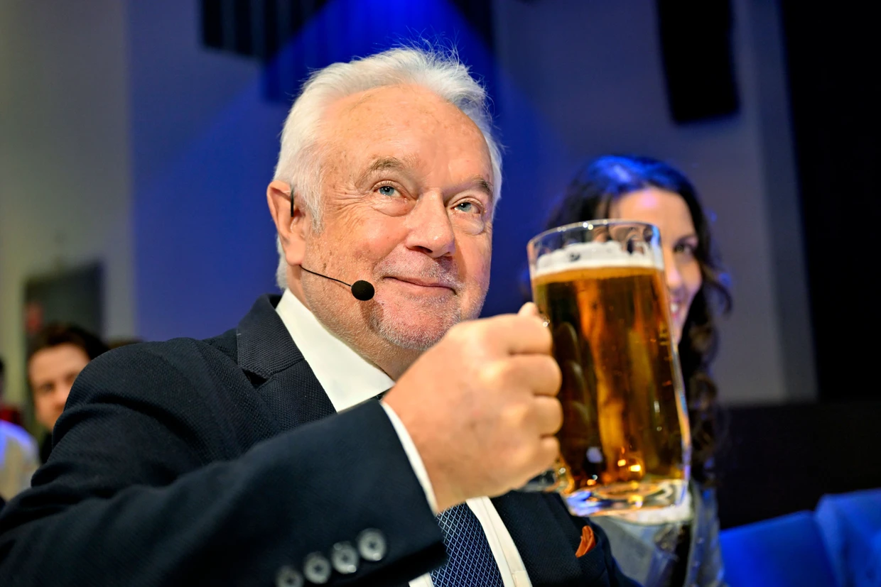Wolfgang Kubicki (FDP), (bislang) stellvertrender Bundesvorsitzender der Partei, trinkt beim politischen Aschermittwoch ein Glas Bier.