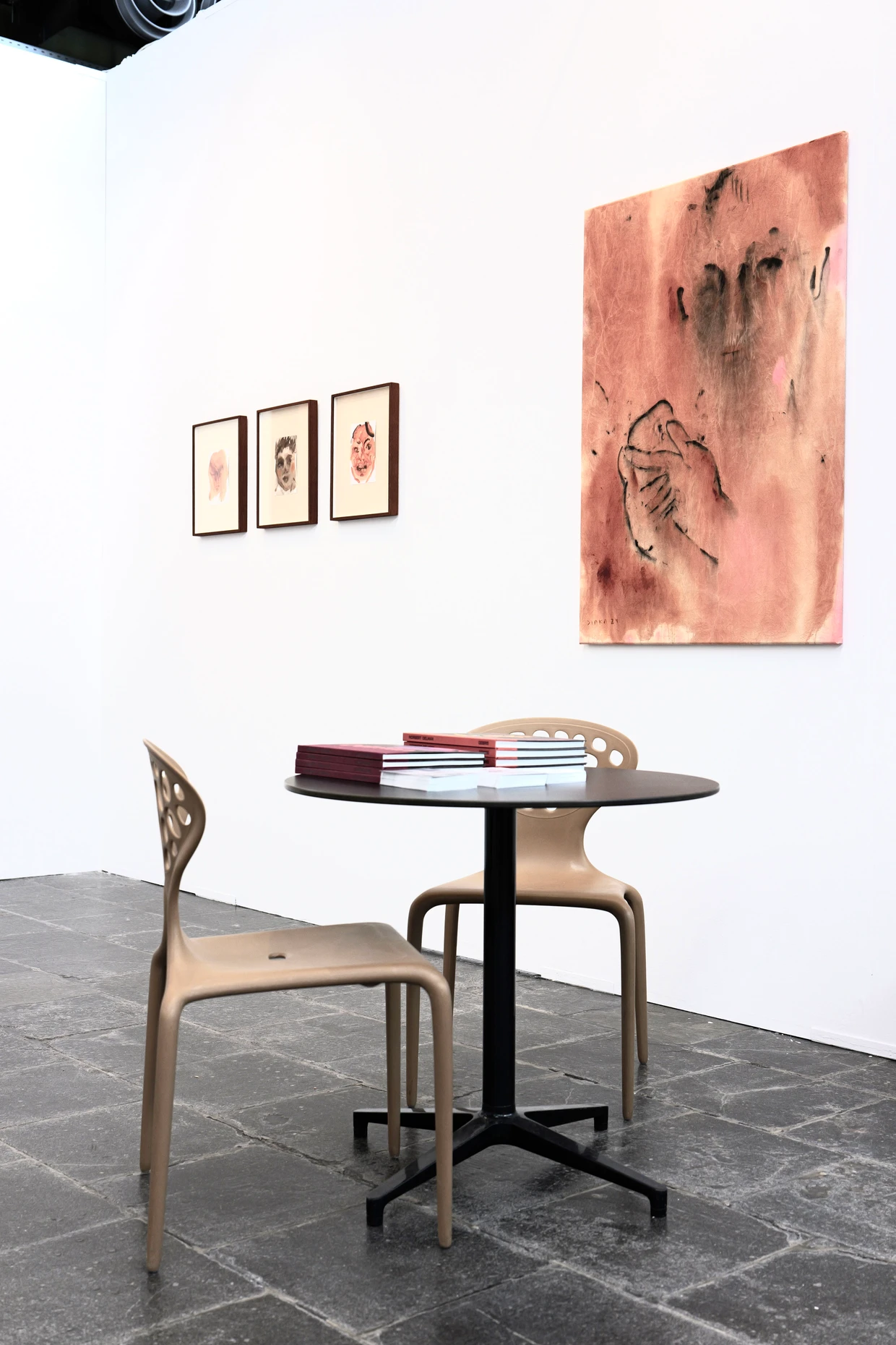 Debüt am Rhein: Stand der HOS Gallery aus Warschau mit Dinkas „Self-Portrait With an iPhone“