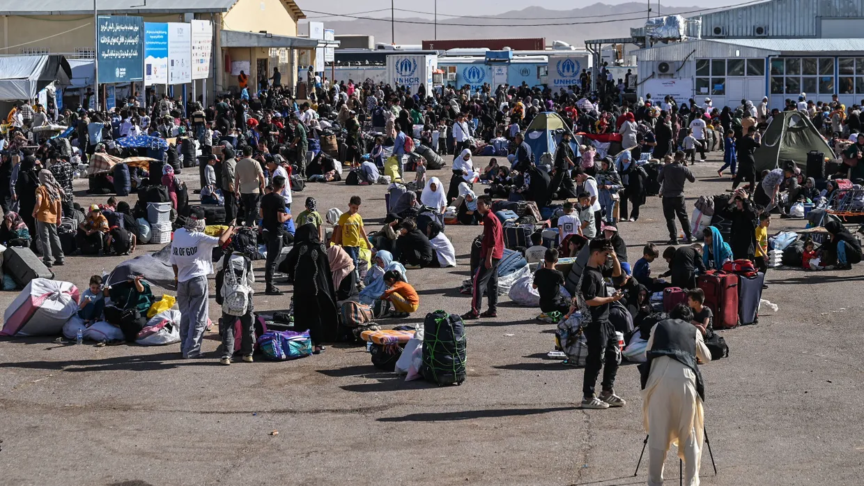 Abgeschobene Afghanen am 28. Juni 2025 am Grenzübergang Islam Qala zwischen Afghanistan und Iran.