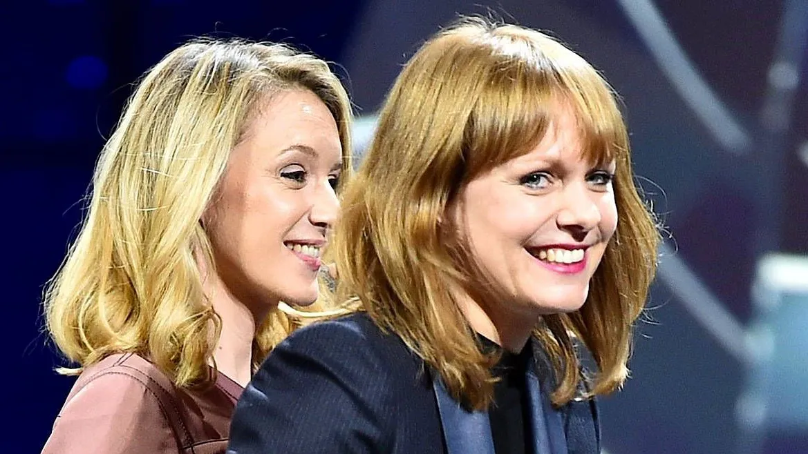 Gerade hat sie aus den Händen der französischen Schauspielerin Ludivine Sagnier (l.) den Preis als beste Drehbuchautorin entgegengenommen: Mit fünf Preisen nach fünf Nominierungen ist Maren Ades „Toni Erdmann“ der große Gewinner beim Europäischen Filmpreis.