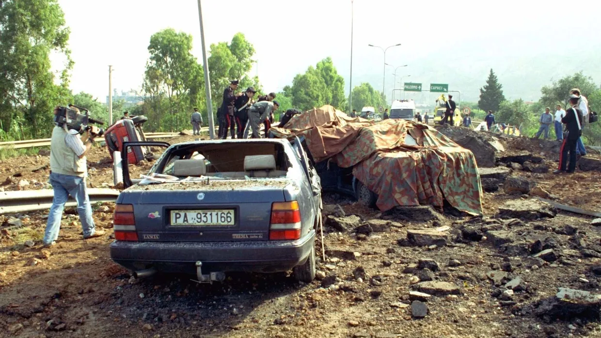 Die Autowracks von Falcones Kolonne auf der Straße zwischen Palermo und dem Flughafen am 23.05.1992