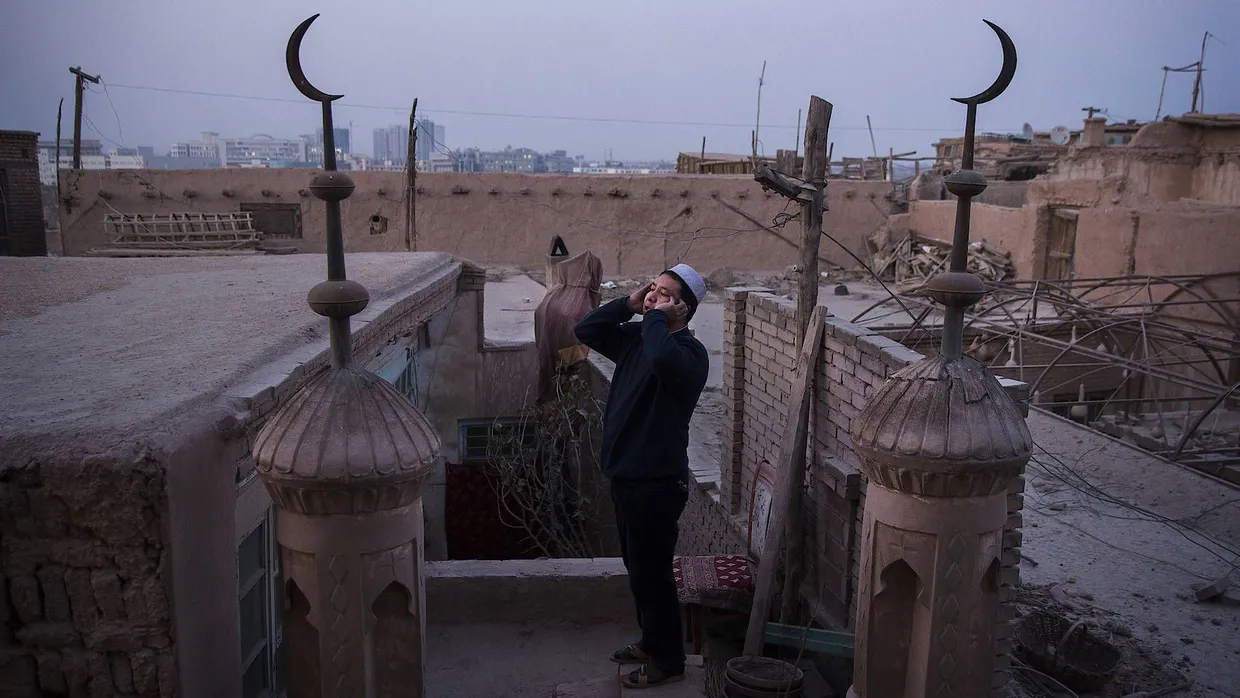 Ein Muezzin ruft im Jahr 2015 in Kashgar zum Gebet.