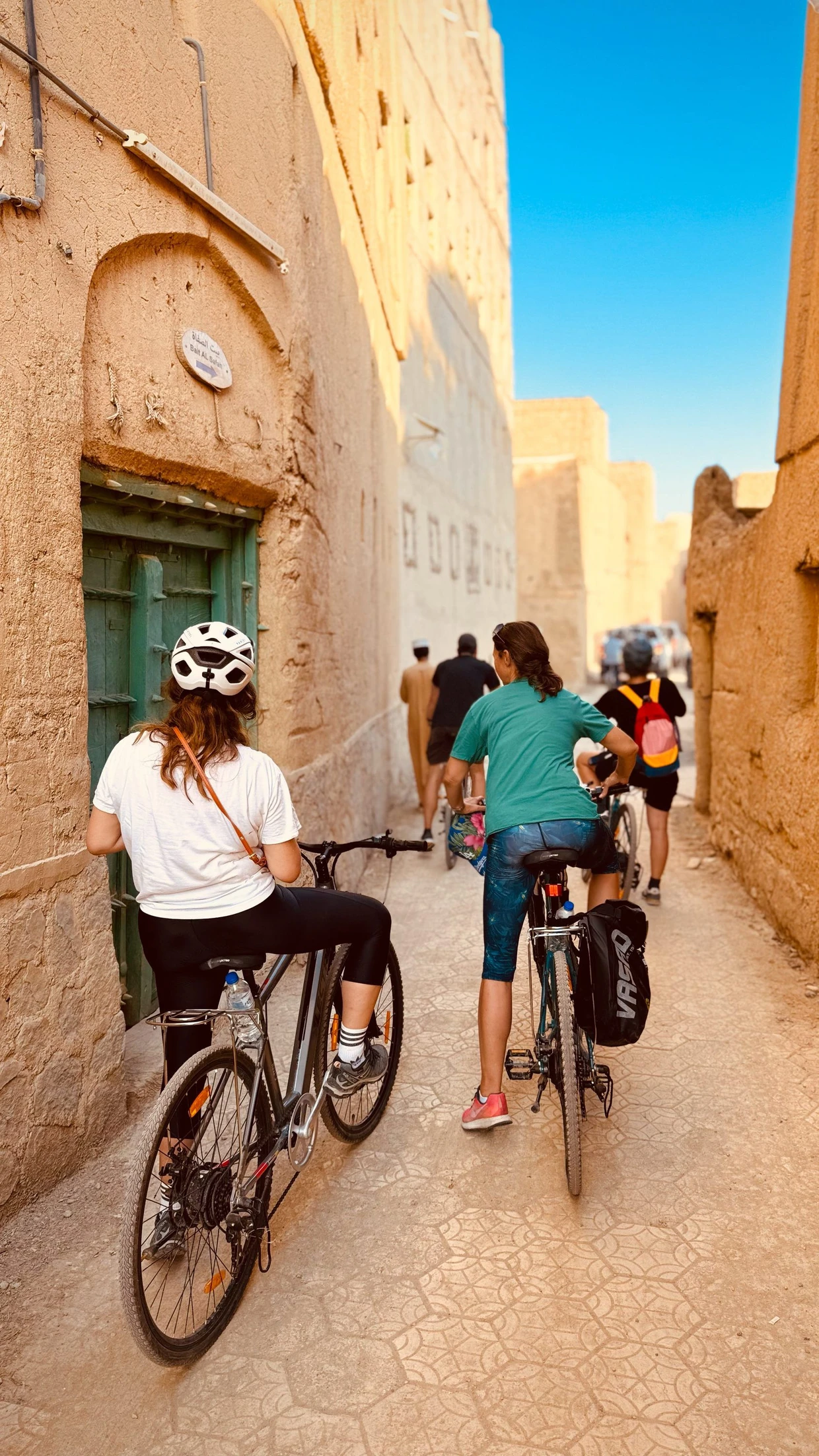 In den Straßen von Nizwa, so schmal, man würde mit dem Auto nicht durchfahren wollen, aber für die E-Bikes sind sie perfekt.