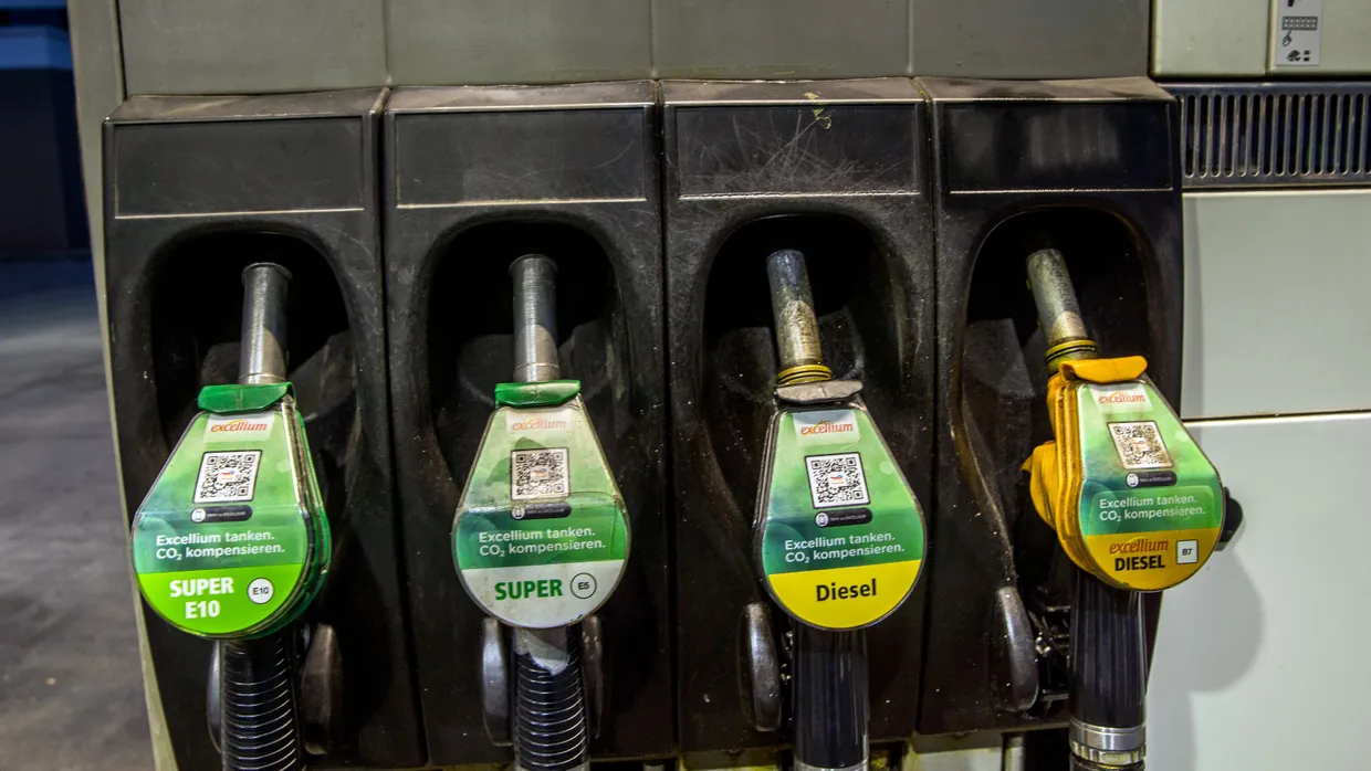 Zapfpistolen an einer Berliner Tankstelle: Kraftstoffe werden teurer.