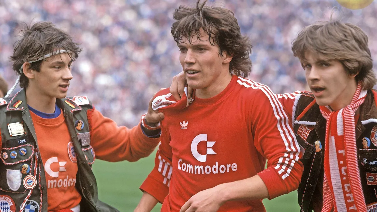 Begehrter Typ, beliebtes Trikot: Die Fans des FC Bayern gehen auf Tuchfühlung zu Lothar Matthäus.