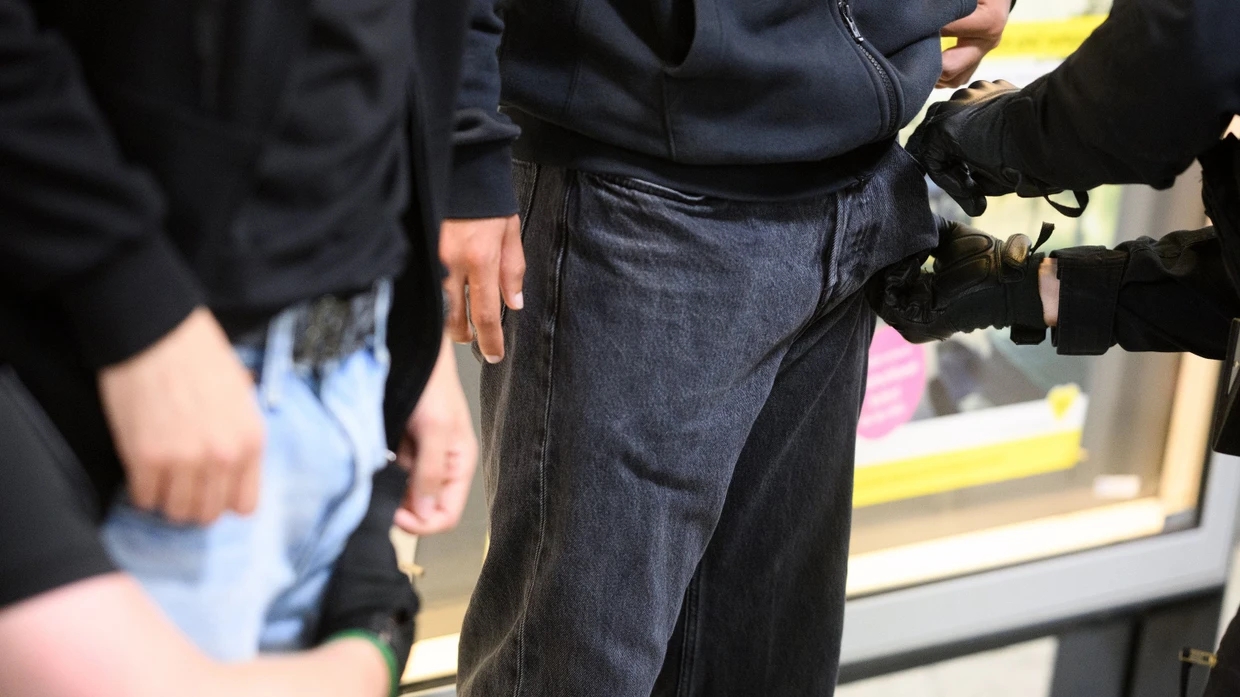 Tuchfühlung: Auch in der Gießener Innenstadt kontrollieren Polizisten nun regelmäßig, ob jemand unerlaubt ein Messer oder eine andere Waffe dabei hat.