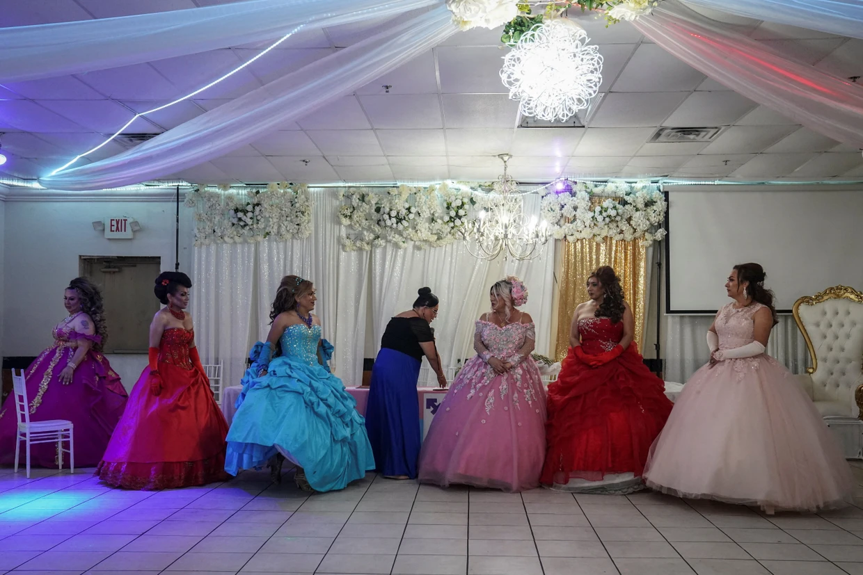 De izquierda a derecha: Rivas, Adriana, Castrellón, Ana Andrea, Martínez, Quijano y Flores se alinean para la siguiente parte de las celebraciones.