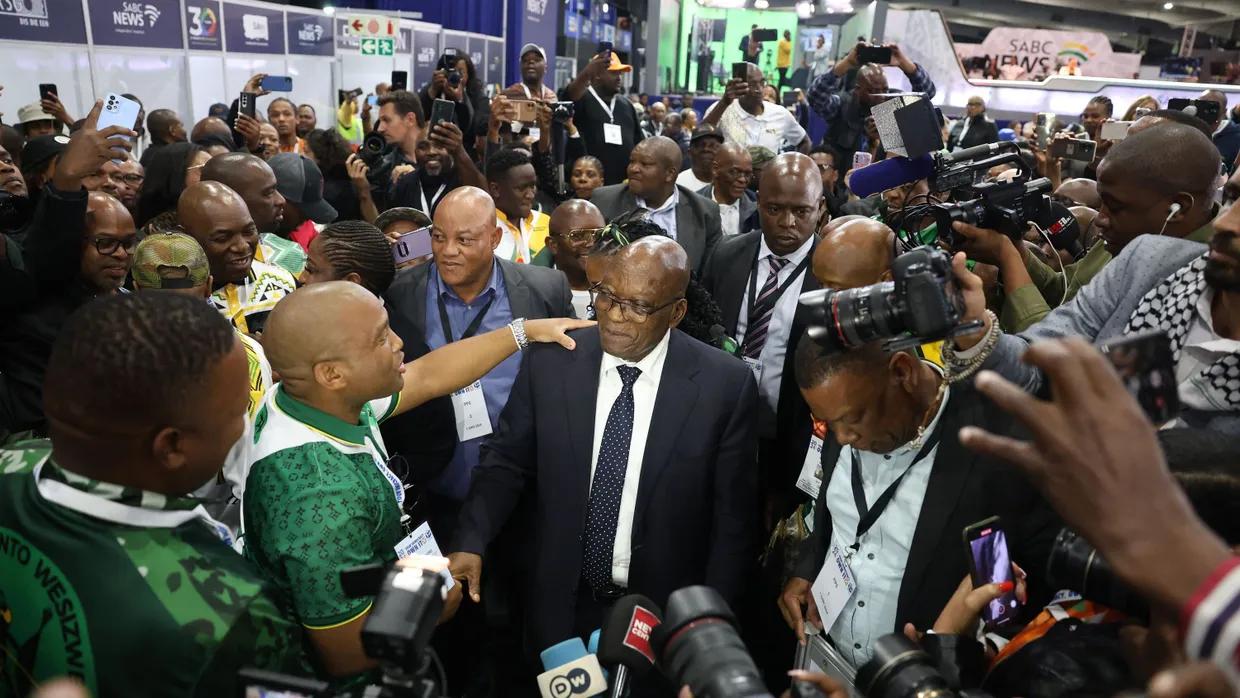 Der frühere südafrikanische Präsident Jacob Zuma von der Partei uMkhonto weSizwe (MK) am Samstag im IEC-Wahlzentrum in Johannesburg
