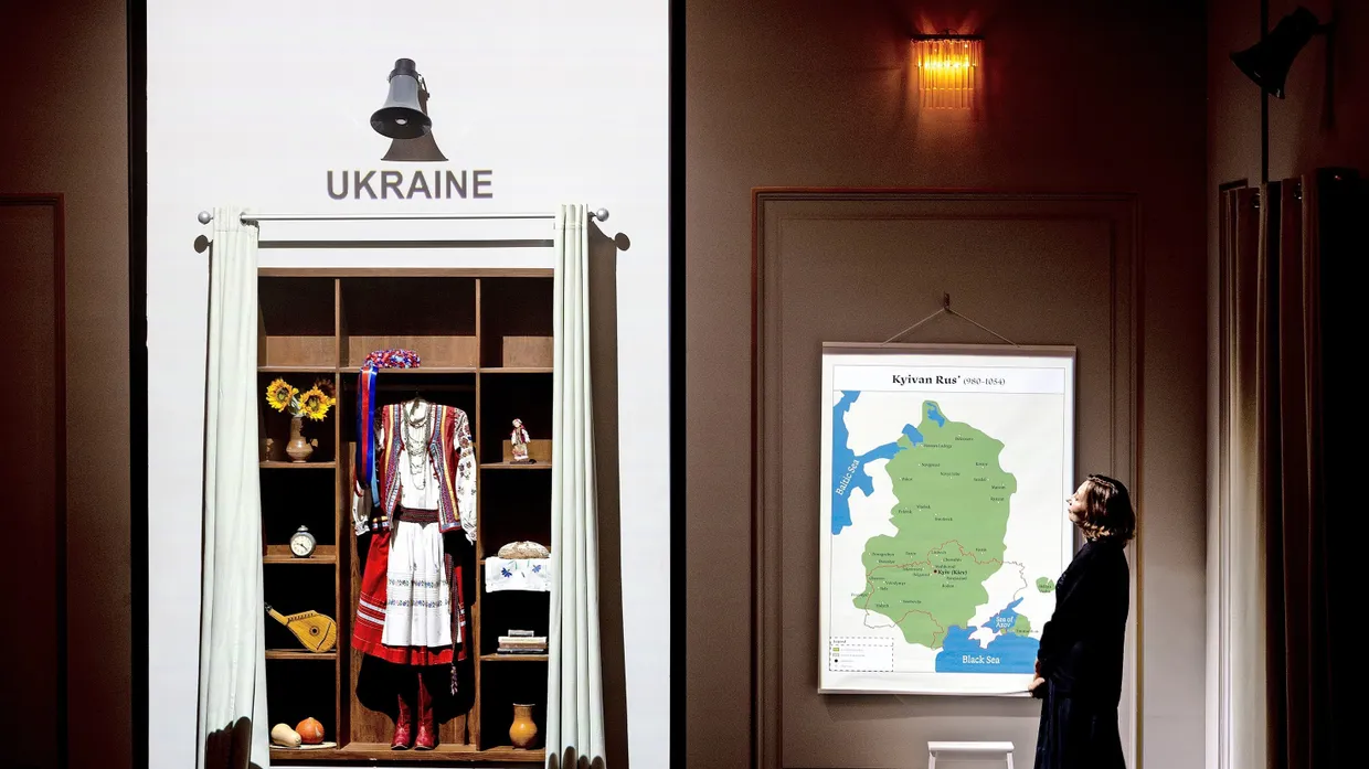 Lehrstunde der Nationen: Marina Weis als Alter Ego von Marina Davydova lässt sich die historische Geographie der Ukraine erklären.