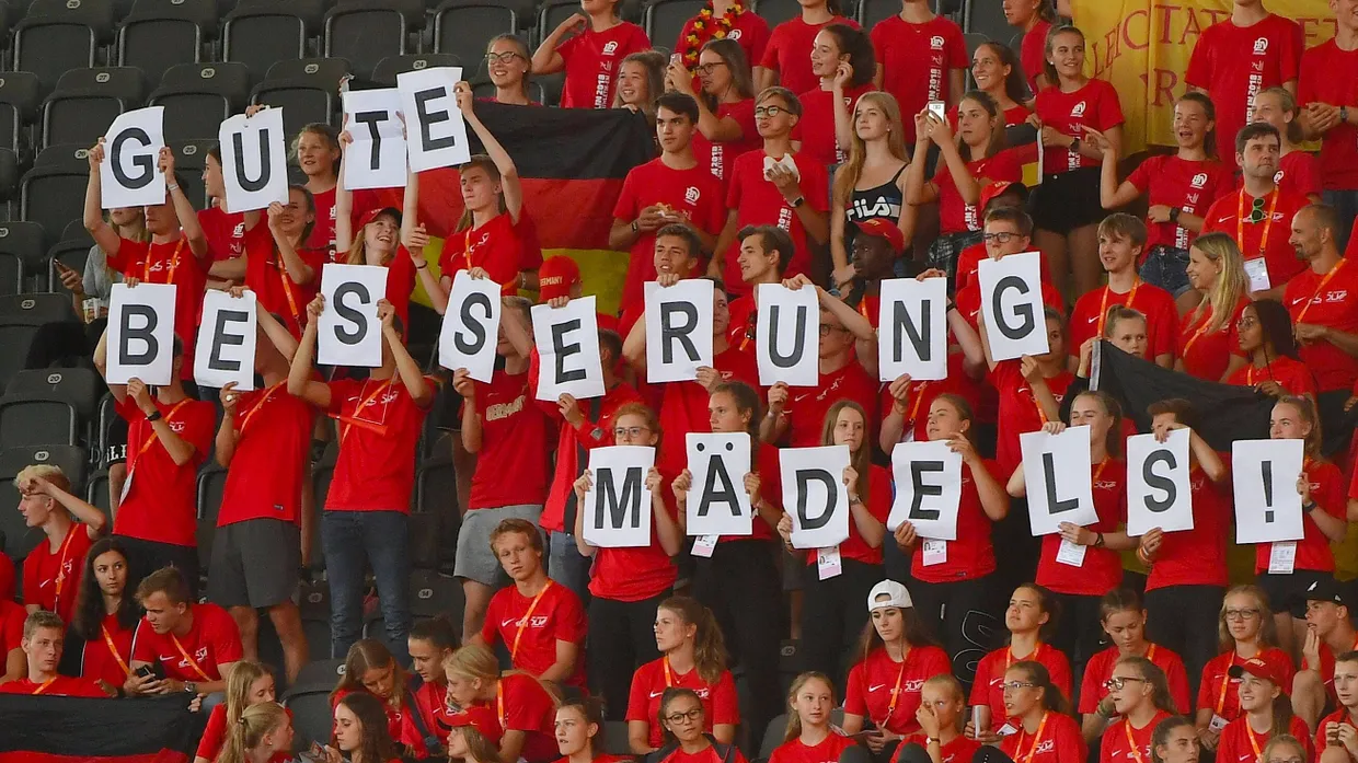 Nette Geste: Ein Gruß von der Tribüne an die Siebenkämpferinnen Arndt und Grauvogel.