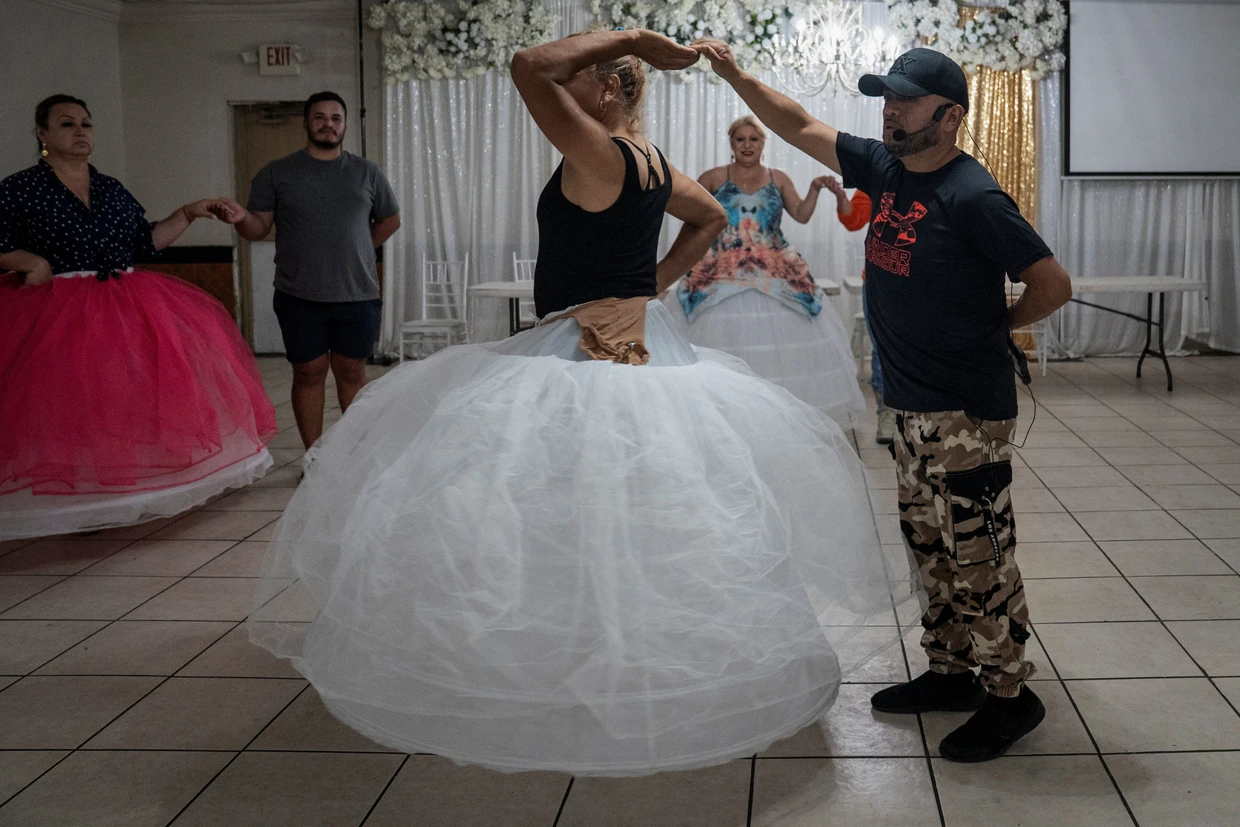 Vickymar Castrellón, baila con AJ, la profesora de baile, durante un ensayo