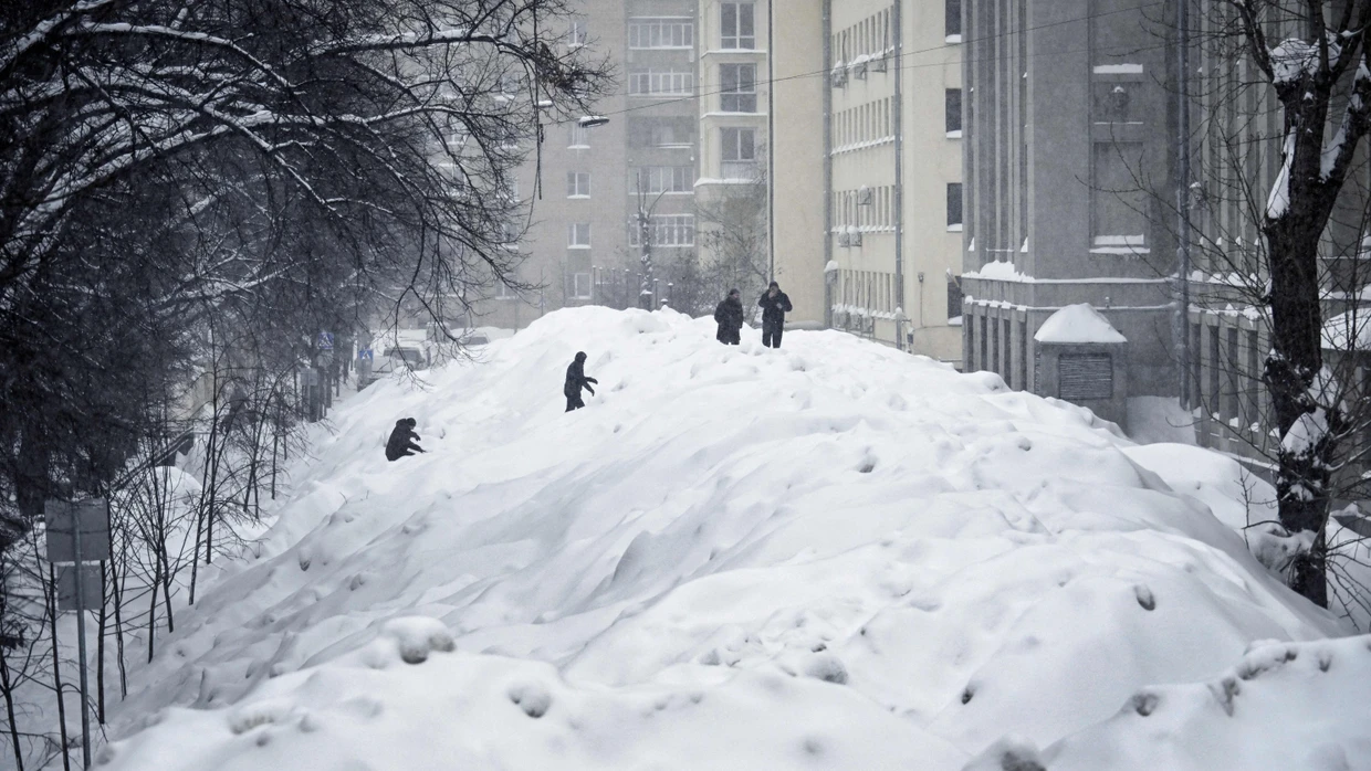 Starke Schneefälle in Moskau beeinträchtigen den Verkehr.