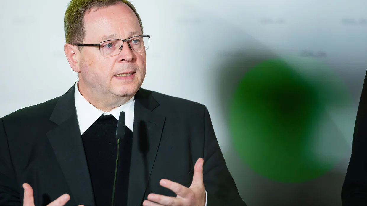 Nicht Geld allein: Der Limburger Bischof Georg Bätzing verweist auch auf die Bedeutung des Gesprächs mit Opfern sexuellen Missbrauchs.