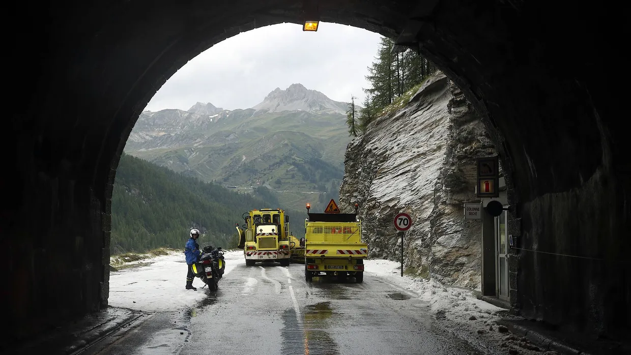 Hier geht es nicht mehr weiter: Die Tour de France wird gebremst durch das Wetter.