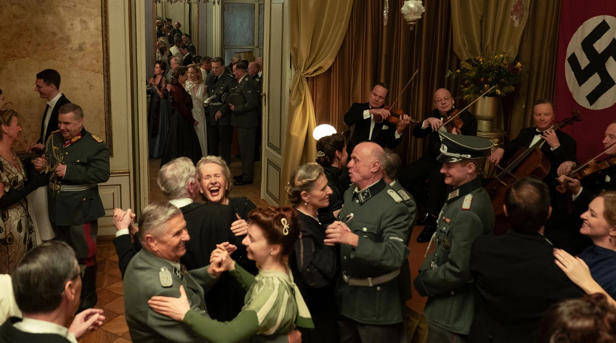 Noch wird bei den NS-Besatern gefeiert. Aber nicht mehr lange.