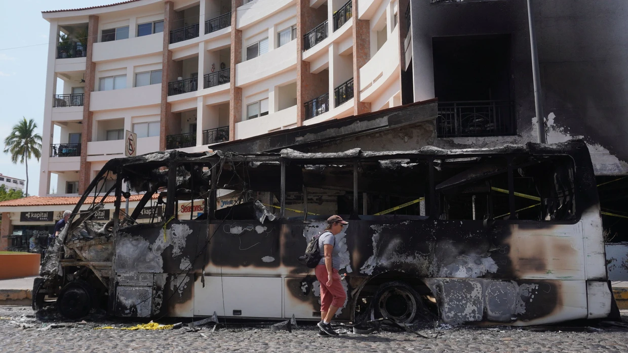 Die Kämpfe gehen weiter: Ein ausgebranntes Fahrzeug am 23. Februar 2026 im mexikanischen Puerto Vallarta